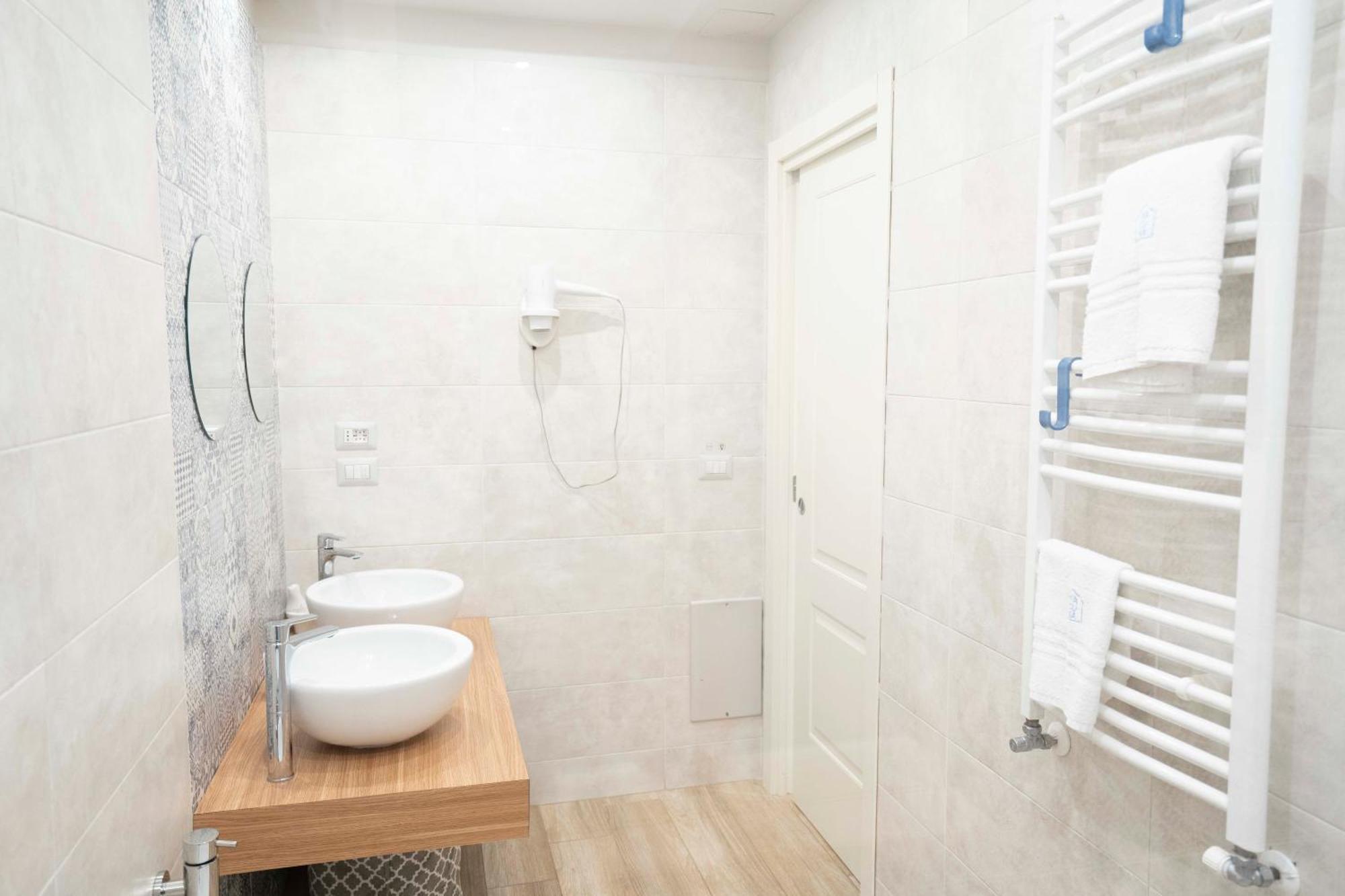 Vacuna Pleasant Rooms Napoli Bagian luar foto